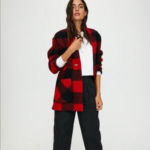 A cocoon shape in soft Italian yarn. The jacket that makes the outfit.